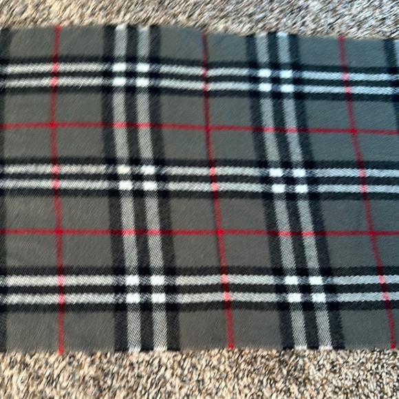 Burberry Gray , Black, and Red Checkered Scarf - Vintage Burberrys. - lambs wool - Picture 5 of 14